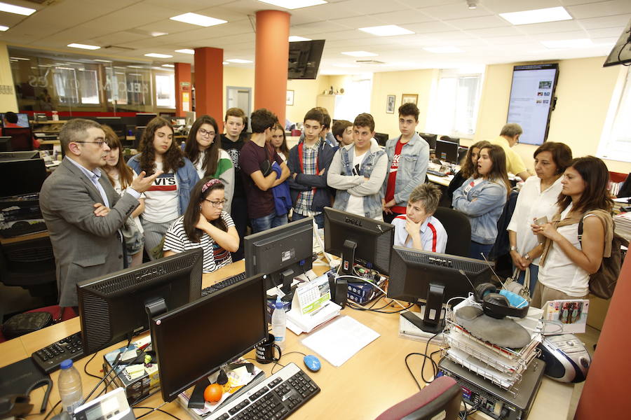 Visita a EL COMERCIO de alumnos de 2º y 3º de la ESO del IES Elisa y Luis Villamil de Vegadeo