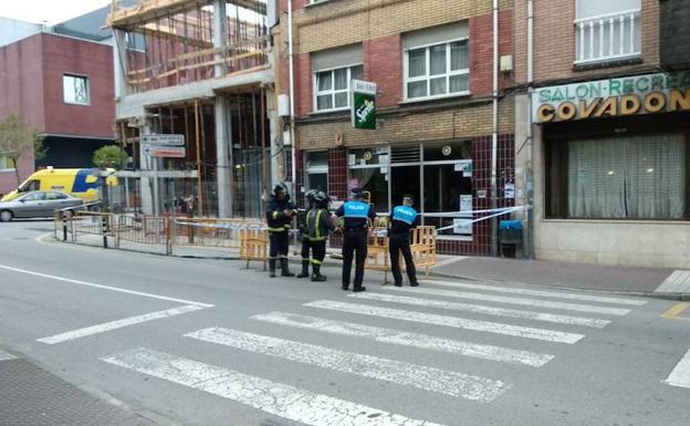 Desalojado un edificio en Infiesto tras descubrirse daños en la entrada del bajo