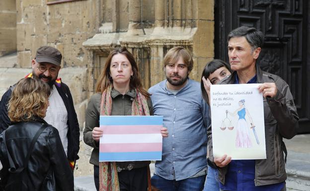 La decisión sobre si hay juicio por la agresión al autobús de Hazte Oír, en la primera quincena de julio