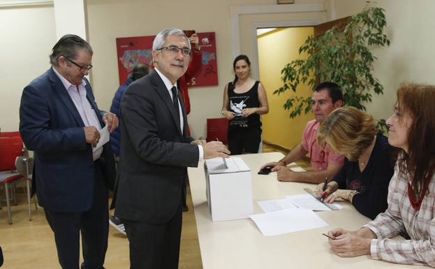 Llamazares vota en contra de ir en coalición con Podemos y espera que IU de Asturias salga «más fuerte» del referéndum