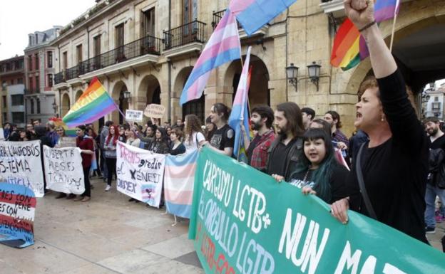 «Vengo tranquila, no he hecho nada», afirma la activista llamada a declarar por las protestas contra el bus de Hazte Oír
