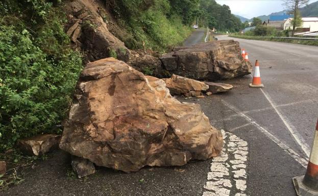 Las lluvias dan paso a los argayos en las carreteras asturianas