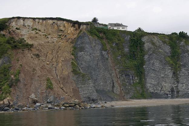 Preocupación entre los senderistas por un argayo en la Colina del Cuervo, en Gijón