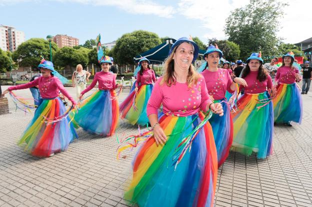 La fiesta se impone a la lluvia