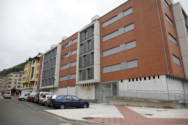 Un vecino de Blimea atemoriza a una comunidad y a los niños de un parque