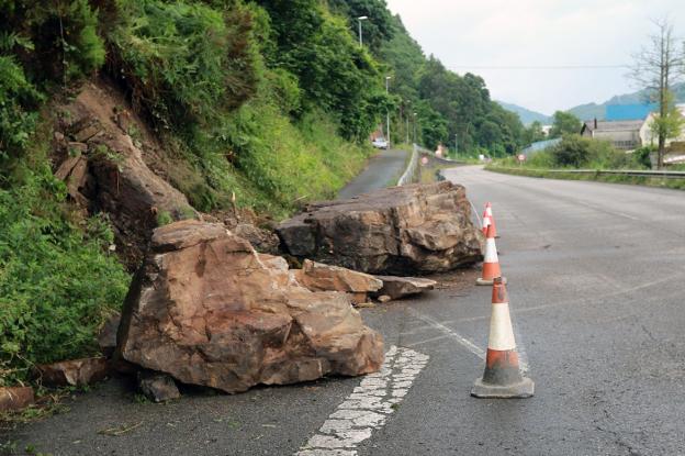 Cinco nuevos desplomes alteran las comunicaciones en carreteras de Degaña y Mieres