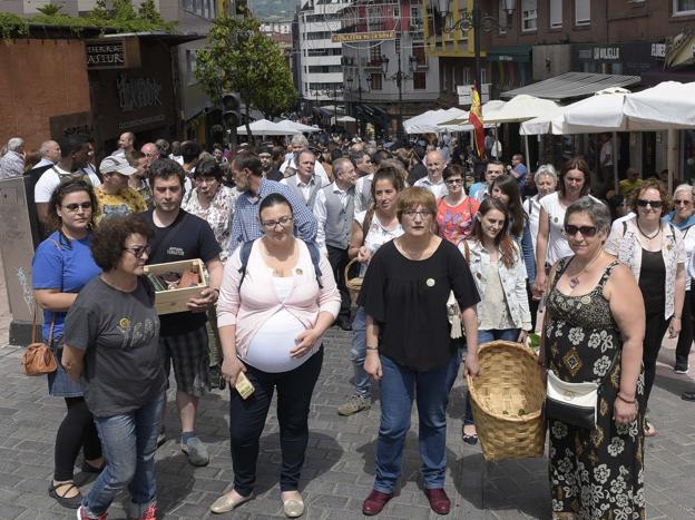 Gascona recoge mil firmas contra el «ataque» al mercado tradicional asturiano