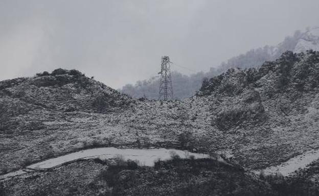 Retiran una torreta de alta tensión en Laviana