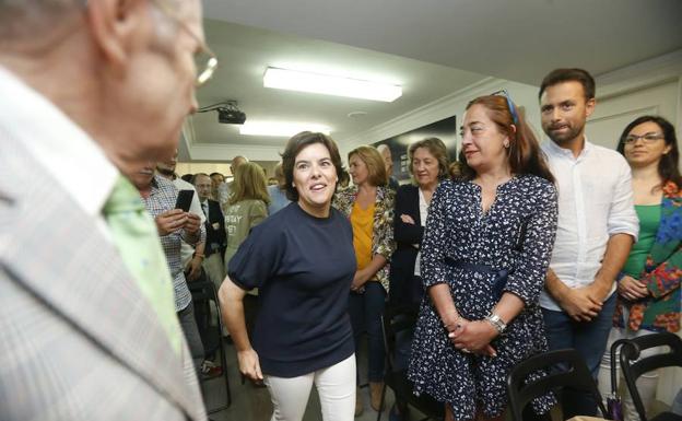 Sáenz de Santamaría: «Mi compromiso con Asturias es que todo lo puesto en marcha en materia de infraestructuras se cumpla»