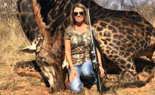 Una cazadora estadounidense mata a una rara jirafa y la exhibe como un trofeo