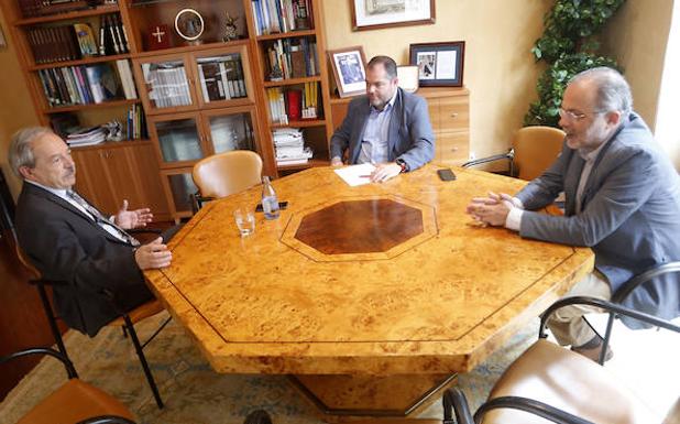 La Cámara de Comercio de Oviedo se ofrece al Ayuntamiento para solucionar el atraso en Licencias