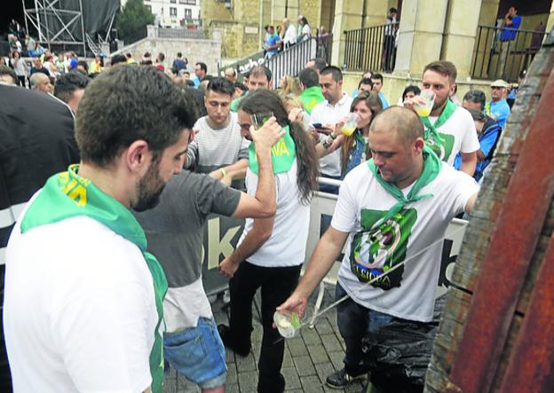 La sidra corre a raudales por las calles de Nava