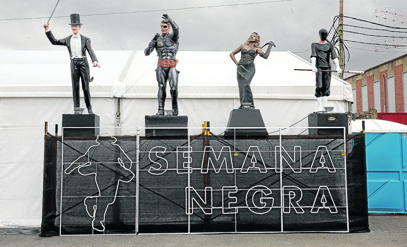 Viajeros al tren de la Semana Negra «de todos con todos»