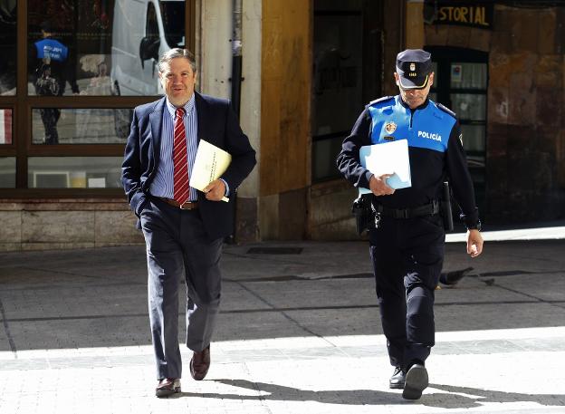 El alcalde de Oviedo destituye al jefe de la Policía Local tras perder su confianza «por múltiples hechos»