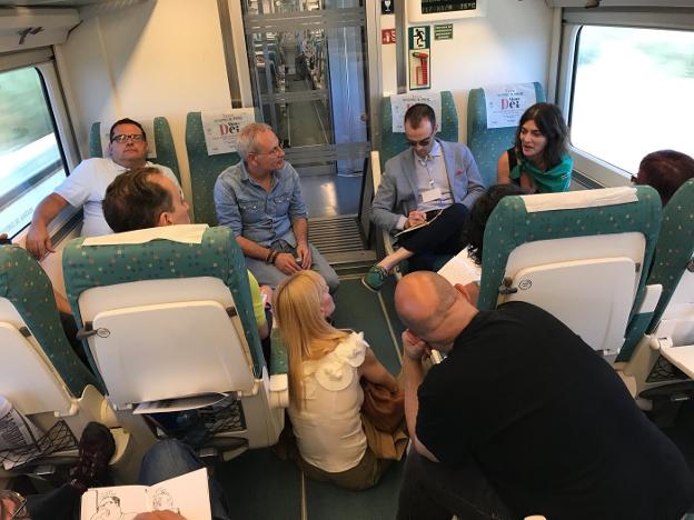 Colección de matrioskas sobre raíles