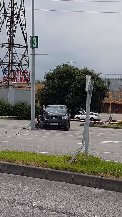 Segundo choque contra una farola en tres días en ParqueAstur