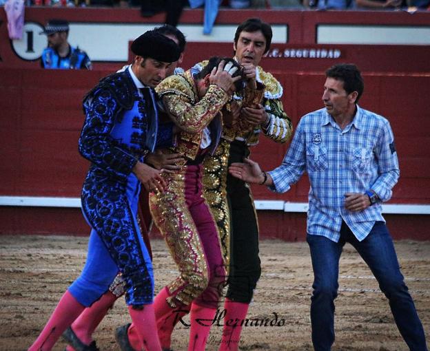 Padilla sufre una espantosa cornada en Arévalo que le arranca el cuero cabelludo