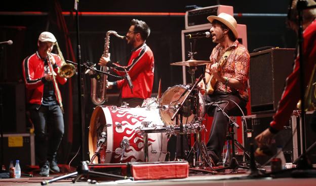 Directos al cielo con la música de Muchachito Bombo Infierno