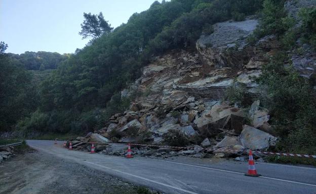 Un argayo corta la carretera que comunica el Alto de la Garganta con Santalla