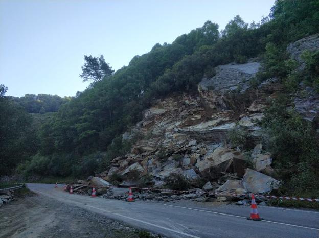 Toneladas de rocas cortan la carretera entre La Garganta y Santa Eulalia de Oscos