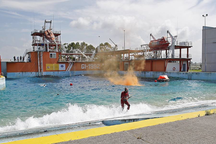 Pruebas de acceso para la tripulación de helicóptero de Salvamento Marítimo