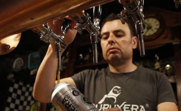 La primera lata de cerveza artesana asturiana, en Langreo