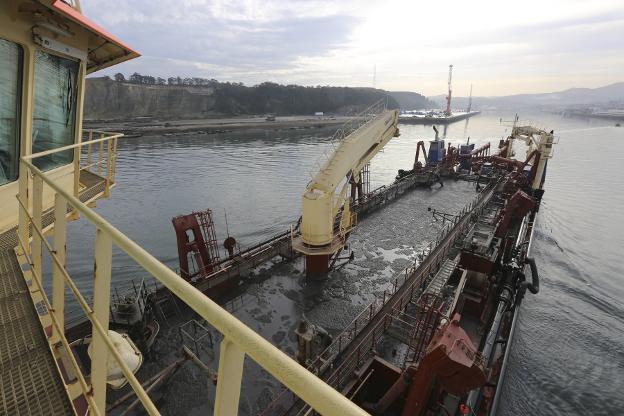 El puerto de Avilés tendrá que aportar a la playa de Salinas toda la arena que saque en la barra