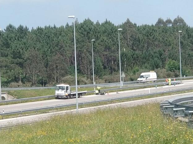 Herido grave un motorista tras salirse de la A-8 en Tapia de Casariego