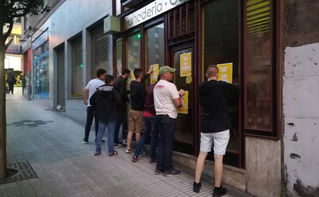 La asociación de ultraderecha Acción Social ataca la sede de Glovo en Gijón