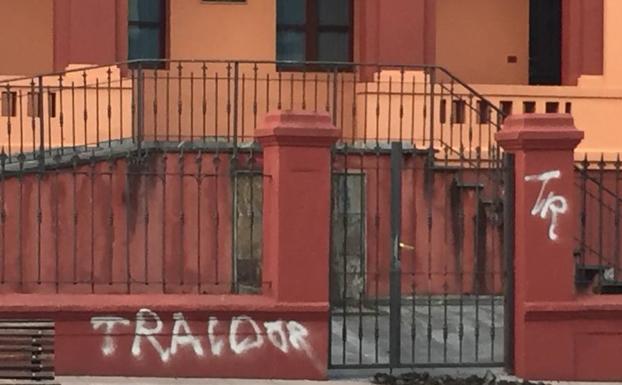 Las sedes del PSOE y del SOMA en el Nalón aparecen con pintadas contra la política energética del Gobierno