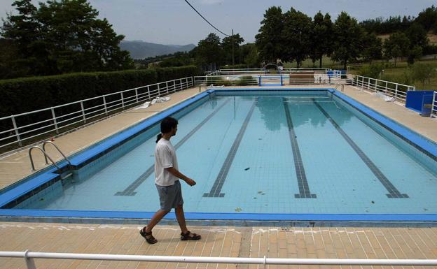 Expulsados 60 menores de una piscina en Álava tras solidarizarse con un compañero transgénero