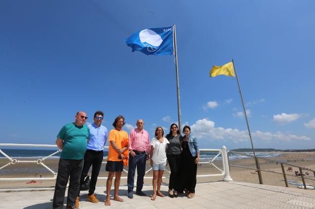 Las playas de Salinas y Santa María del Mar izan sus banderas azules