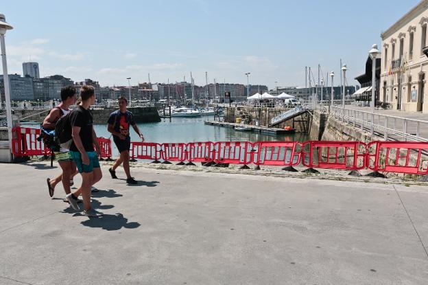 Bandera azul protegida por vallas rojas