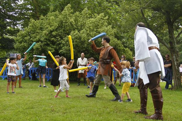 Más de veinte niños se convierten en jóvenes Jedis en el parque Ferrera