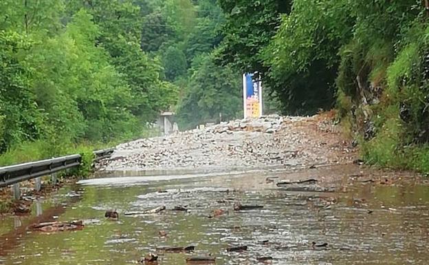 Un argayo corta la carretera entre Cabrales y Panes