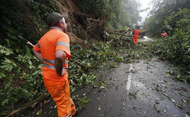 Un doble argayo corta la comunicación entre Grado y Yernes y Tameza en La Agüera