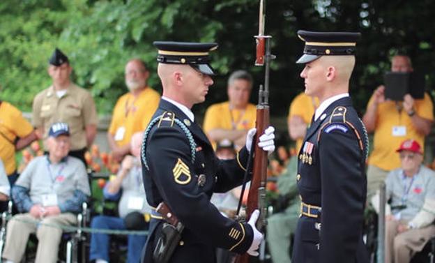 Impresionante ceremonia de revisión de armas en Arlington