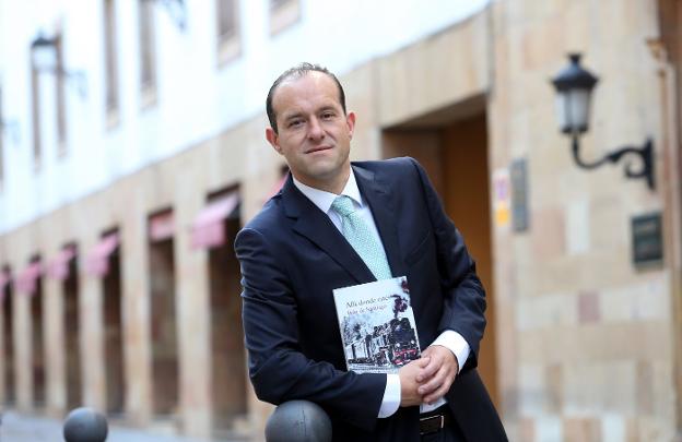 Iván de Santiago abre los encuentros ciudadanos con escritores ovetenses