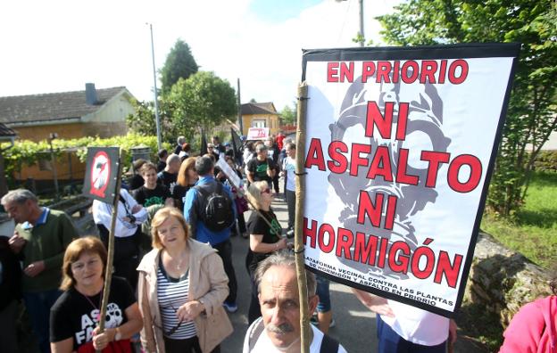 400 vecinos marcharon entre Priorio y Oviedo el mes pasado en protesta contra la planta. / PIÑA