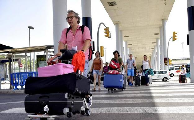 Las huelgas en el transporte aéreo previstas en julio y agosto amenazan con pasar factura