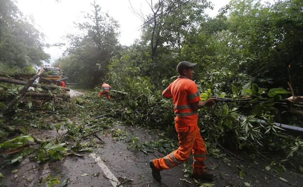 Las lluvias más fuertes de España argayan de nuevo las carreteras asturianas