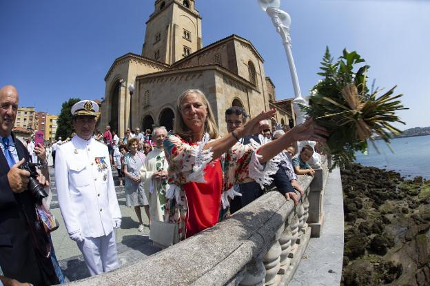 La mar une fuerzas por su patrona