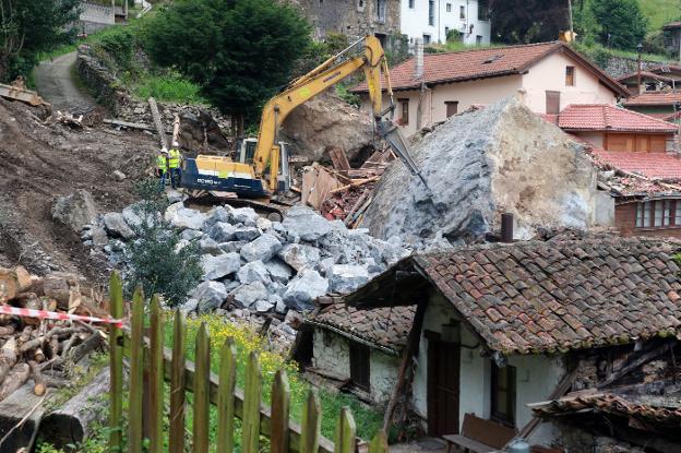 Los técnicos usan las rocas del argayo de La Cortina para proteger la ladera