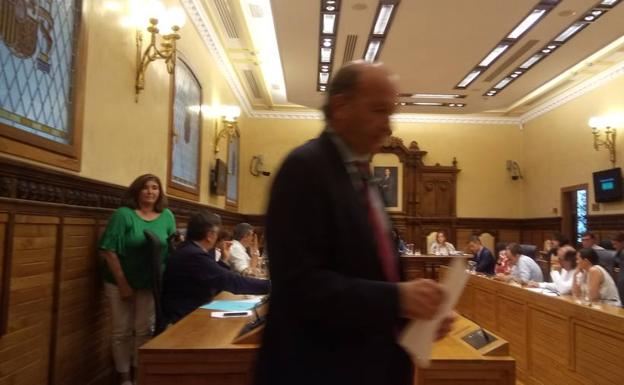 Dos ediles del PP se van durante la condena de los carteles franquistas