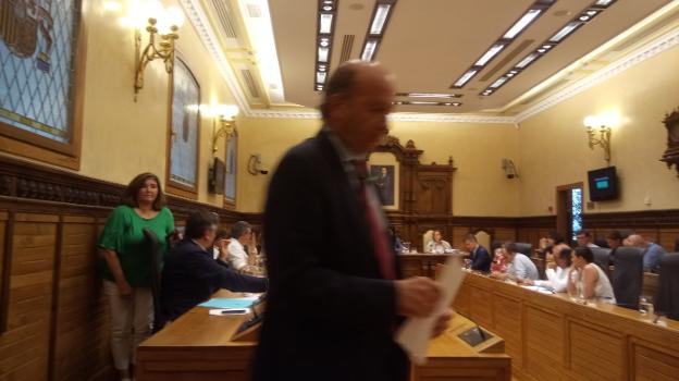 Dos ediles del PP se van durante la condena de los carteles franquistas