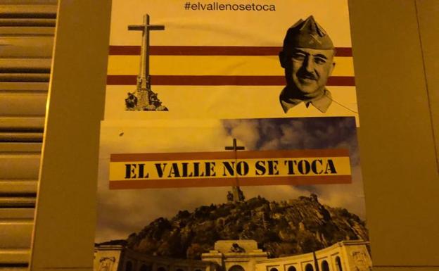 Podemos formaliza la denuncia por los carteles franquistas pegados en su sede