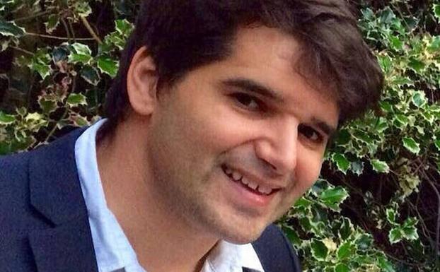 Isabel II condecora a Ignacio Echeverría por su «gran valentía»