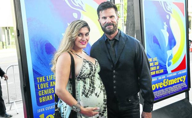 A Lorenzo Lamas le hacen la cama