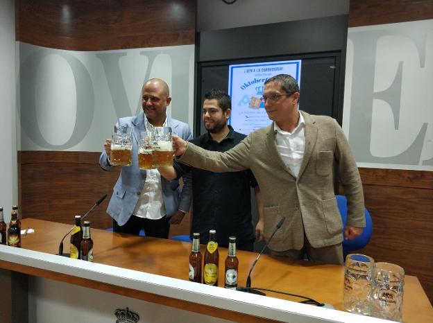 La fiesta de la cerveza de Oviedo incorpora música en directo y un concurso de comer salchichas