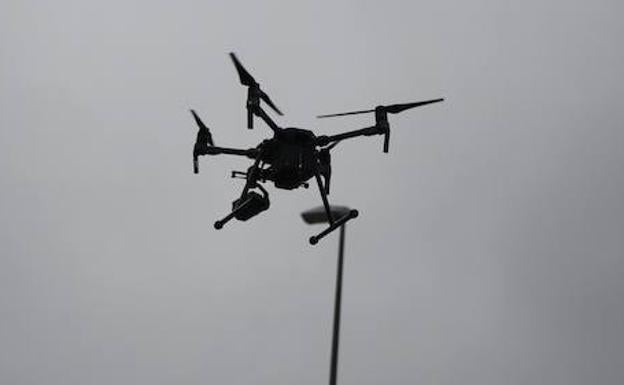 Tráfico prueba en Asturias la eficacia de los drones para vigilar las carreteras